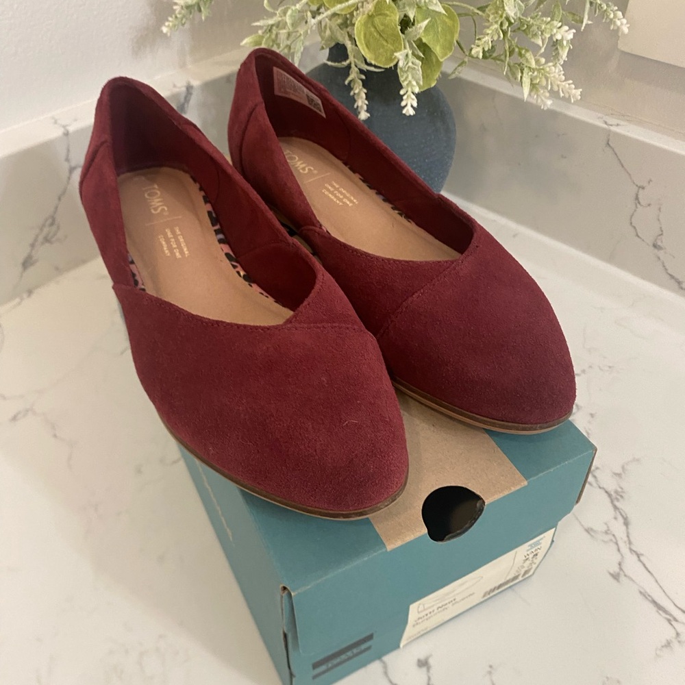 TOMS women’s Jutti Neat flats in suede Burgundy 7.5B - like new, worn once